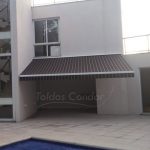 toldo articulado com lona listrada